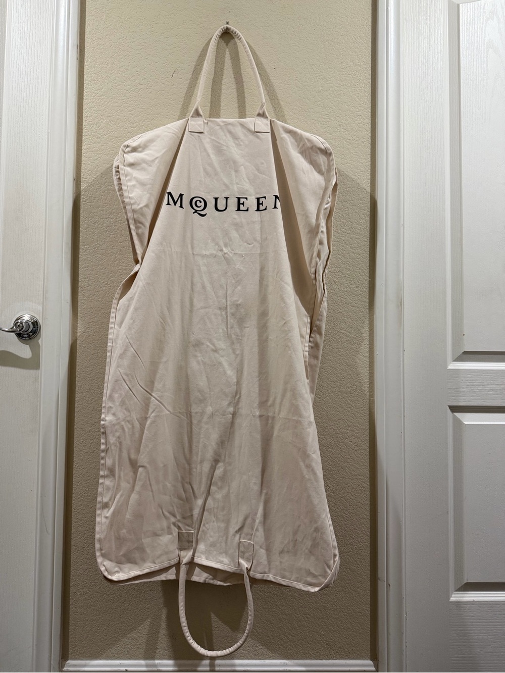 Alexander McQueen Cream garment Bag with Black Logo - Picture 2 of 8